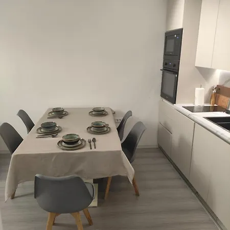 Stylish Flat For 4, Near Sights Διαμέρισμα